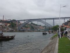 ドウロ川の南側写真の右側）は，厳密には，ポルトではありません。