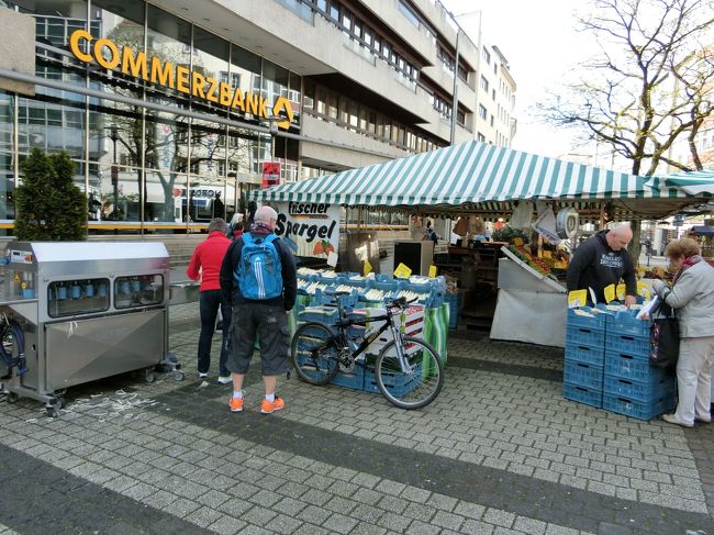 そしてヴッパータール中央駅付近の街並みを散策したり、市場でシュパーゲルの価格の違いについて聞いてみたり(結論は太さだそうな)、スーパーで買い物したり。<br />ちなみに写真の左側にあるのは、シュパーゲルの皮むきマシン。シュパーゲルは固い皮に覆われてるので茹でる前に皮むきが必要になるが、この店では希望に応じてサービスで皮を剥いてあげている模様。