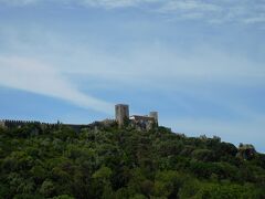 　またもGarmin君に迷わされつつ、約60km離れた王妃に愛された美しい街「谷間の真珠」オビドス（Obidos）が見えてきました。バターリャから約1時間、12時少し前です。リスボン近郊に近付くにつれ、高速が充実してきてるんでしょうね。