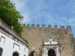 　オビドスの西側の入口、ポルタ・ダ・ヴィラ（Porta da Vila）の手前に無料駐車場があります。観光案内所もあり、門までは歩いてすぐです。

　※駐車場情報　39°21'27.8"N 9°09'29.6"W