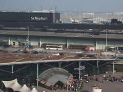 アムステルダム・スキポール空港15:30着
スキポール空港内にあるシェラトンにチェックインして、荷物を部屋に置いた後、電車でアムステルダム中央駅まで行きました。

写真はホテルからのスキポール空港