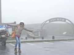 道民 11日目 ☆
襟裳岬へ 女子ランチ会♪

本当は広尾のトキシラズ祭りに行く予定だったんだけど
ご覧のお天気で中止に（；＿；）

地元の方でも時鮭は貴重&効果でなかなか手に入らないらしい
そんなトキシラズ鍋がどーんと3000食も用意されていたのに…残念

でもね、それはそれ
この日も極寒の襟裳で 目からウロコ！ 美味しいものを満喫♪