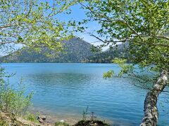 然別湖  この時期に訪れたのは初めてなんだけど、、、
静かで綺麗で、穏やかで、素敵な湖畔&新緑を贅沢に ほぼ貸切よん♪