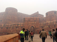 そんな土産物屋の後に、
アグラ城（Agra Fort）へ。

ムガール帝国全盛期に建てられた城塞です。