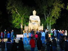 夜９時半のティムール像前。