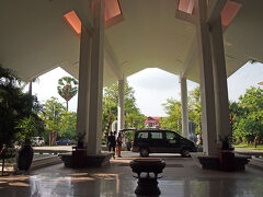 ホテルは、「The Privilege Floor」に宿泊。
「Borei Angkor Resort & Spa」というホテルの最上階にあります。

想像していたより、大きなホテルでした。