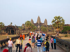 夕暮れのアンコールワットへ。
入場前に、ドライバーさんがお水を渡してくれました。