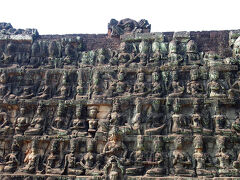 ライ王のテラス。


広いです。結構歩きました。
午前中ですが、かなり暑いです。
お水、死ぬほど飲んだ気がする。
フラフラでしたε-(´・｀)


そしてガイドさん、日本語上手＆しょーもない日本のギャグ連発w
でも、遺跡の説明から壁画に描かれている当時の物語まで、
事細かく丁寧にガイドしてくれました。

最後の方は、疲れすぎて半分くらい聞いてなかったけど(^▽^;)
ごめんなさい。本当に、何回か意識遠くなってたのー。

車に戻ると、冷たいおしぼりとお水。
少しダメージ回復。
お次の場所へ。