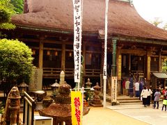 青岸渡寺も参拝客で行列になっていました。
国の重要文化財に指定されています。