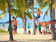 【ポルトセグーロベイ／バイーア州／ブラジル】

ここは、ポルトセグーロ空港から10-12km離れたMuta beach(ムタ海岸)。最近は、こういう遊び（スポーツ）が流行っているんですね....すげぇ～、一本のゴム紐に...