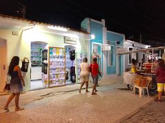 【ポルトセグーロの夜店／バイーア州／ブラジル】

何が凄いかといえば……煌々と照った照明に.....