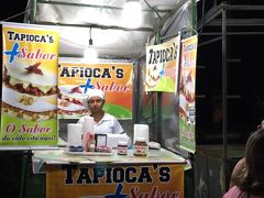 【ポルトセグーロの夜店／バイーア州／ブラジル】

これは「タピオカ」の粉を使ったサンドイッチ屋さん....結構、お腹にたまるんですよぉ....４－５時間は満腹感が継続します....。