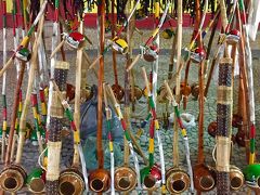【ポルトセグーロの夜店／バイーア州／ブラジル】

「カポエラ」には欠かせない「ビリンバウ」と言う弦楽器。買ってもねぇ...大きすぎて持って帰れない....