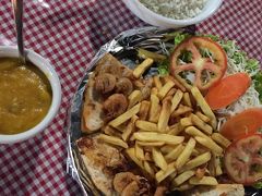 【ポルトセグーロの夜店／バイーア州／ブラジル】

....なのにこんなものも頼んでしまいました。俺たち、食の細いおじさん二人なのに...注文しすぎぃ～