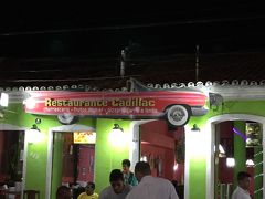 【ポルトセグーロの夜店／バイーア州／ブラジル】

隣の店は...なんと....「キャデラック・レストラン」...

この名前に、どういう趣旨が含まれているのでしょうか....興味が沸きます....