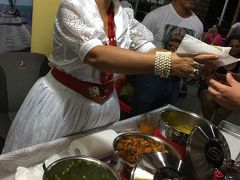 【ポルトセグーロの夜店／バイーア州／ブラジル】

このお店は超美人が、やっています。だからつい引き込まれたんですが....

写真の向こうにいるのが、旦那らしく、客引きをやっています。

この料理も相当、高カロリーで、既に晩飯後で腹一杯の私にはとても無理！

一緒にいた友人に片付けてもらいました...笑