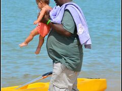 【ポルトセグーロ・ベイ/バイーア州／ブラジル】

黒い力持ちのおじさんが、小さい子供を水浴びさせている....どういう関係さぁ？

このおじさんは違うとは思うが、ブラジルは『養子制度』が非常に発達しており、親と子の髪の毛や肌の色が全く違うということはしばしばある事....

まだ、２歳にも満たないであろう坊やは初めての海なのか、硬直状態.....苦笑
この後、すぐに慣れて、バシャバシャ遊んでいました。