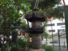 【リベルダージ地区／サンパウロ】

ところが、こんなボロボロの広場にある「とある...石灯篭」.....

実は、相当、由緒正しいものなんだそうです....