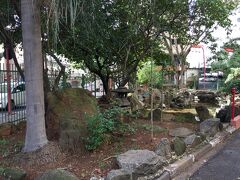 【リベルダージ地区／サンパウロ】

鬱葱と草木が生い茂り、注意しないと見過ごしてしまうような場所に、よく見ると、「昔は立派であっただろう」と思われる日本庭園...の面影が残る広場らしきものを確認する事が出来ます。

本当にボロボロでそれはもう見るも無残....