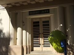 【リベルダージ地区／サンパウロ】

その敷地内にある写真の建屋は、外から見ると、廃屋っぽいですが、一応、アパートになっています。