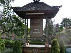 この日の観光は、タマンアユン寺院とタナロット寺院
どちらも初めて行く場所