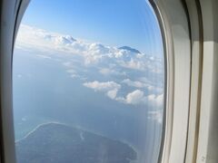 レンボンガン島の上空にさしかかった時、雲の上にアグン山が見えた
