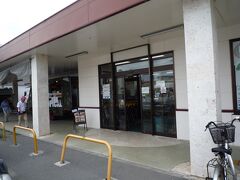 つぎはまた石垣タウンに戻っておみやげショッピング。
とは言っても、あとは自宅みやげを買うだけ。
まずは、初日にも行った「ゆらてぃく市場」。
日曜の朝市はとっても空いてたけど、火曜の11時台は駐車場いっぱいになるほど混んでました。