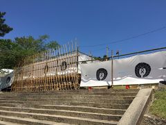 ちょうど今日と明日は年に一度の「薪御能」の日でした

「薪能」とは夏場の夜間に野外や能楽堂でかがり火を焚いて舞う能のことで全国各地で行われていますが、
ここ奈良の興福寺にて舞われたのが最初だと伝えられていて、
ここでは「御」をつけて「薪御能」としているそうです。

偶然のチャンスによほど体験してみたいと思ったのですが、
一日歩き回ってからの夜の能、意味もあまりわかってないので数時間もどうかな～と思い次の機会にしました

始まってからも能舞台の撮影は厳禁なので目に焼き付けるしかなさそうです。
これは始まる前の舞台の幕です。