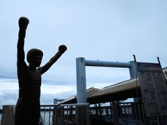 川平公園に向かうバスは8時55分発なので、時間つぶしに離島ターミナルへ行ってみる。

具志堅用高のモニュメント。

さて、バスターミナルに戻りましょ。