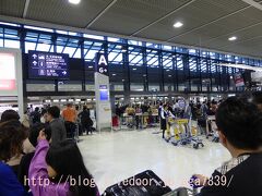 AM7：42　成田国際空港第二ターミナル　Aカウンター前です
ここに来る前に　いつものルーティーンを　こなしてました
相変わらず　う●ちがしたくなるのは？？　いつものトイレの和便です・・・・（笑
んで　一服を済ませ　7：42！　遅いか？　列が出来てます