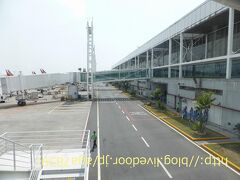 PM2：35　ニノイアキノ国際空港第二ターミナル到着です
そう言えば　こっちの第一ターミナルは　どーなったんでしょうか？
工事やってるのかな？　あのまま古いターミナルでやってるのか？
最近第二ターミナルばっかりで　第一ターミナルは　随分御無沙汰です