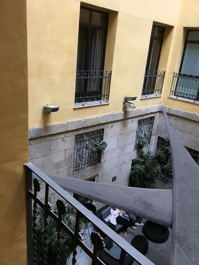 アトーチャ駅から中心部に伸びるアトーチャ通りのプエルタ・デル・ソルに近いホテル。フロントを抜けると中庭にラウンジがあって、エレベーターはその右側に。<br />部屋は中庭に面した2階。窓から見下ろす中庭。<br />ホテルに宿泊中の外出にはフロントの前にある趣のある彫刻の広い階段を使ってました。