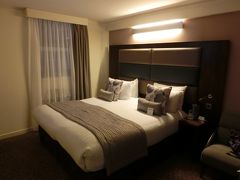 【HOTEL Mercure London Paddington】
早速駅近のHOTEL INDIGO LONDON Paddingtonに向かいましたが、ダブルブッキングで朝食＋部屋が良くなるということで、同じく駅近のMercureに泊まることに。同じ系列のようです。
ホテルの人と一緒に徒歩で移動しましたが、部屋も良い部屋になったのかかなり広く、バスタブもありました。INDIGO LONDON Paddingtonにはコッツウォルズから戻ってきてからも泊まるのですが、次回もこちらの方がよいという感じでした。

明日は予定になかった朝食がついてきてしまうので、パリのPAULで買ってきたパンを食べることに。これだけでは足りなそうなので駅のBootsにいき、おかずをかってきました。
Bootsは値段も安いので便利です。レジはセルフレジでした。