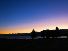 とうとうニュージーランド最終日。
昨晩、星空撮影のため夜中の3時に就寝したのでかなり寝不足でしたが、テカポ湖畔の散歩に出掛けました。
今日も雲一つない天気で、朝焼けのグラデーションがとても綺麗でした。
早起きしてよかった～♪
