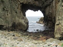 これは白山洞門。海水により岩が浸食された。足摺岬の観光スポット。アップダウンがあり、結構きつかった。やめようという者もいたが強行した。足摺岬に来たらここは立ち寄らないと。