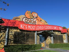 ジェラルディンを出発した後もしばらくは山間の道を抜けて行きます。
途中から国道1号線に入ると、今までの道とは違い、まっすぐな道での運転となります。
クライストチャーチに入る手前に、ニュージーランドを代表するお菓子の　Cookie Time Factory Shop があります。
ここでは、様々なクッキータイムがあり、一番お得なのが、割れたクッキータイムが安く売られています。
私たちも日本へのお土産に、割れたクッキータイムをたくさん買いました。