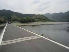 竜串海岸から再び車に乗り込んで、中村へ戻った。午後から雨の予報であったがまだもっている。今のうちにもう少し回ることにした。ここは、市内から一番近い佐田の沈下橋。この辺をしばらくぶらぶら歩いて、次は、朝立ち寄る予定であったトンボ公園に行くことにした。ナビに入れたら、この橋を渡れという。
