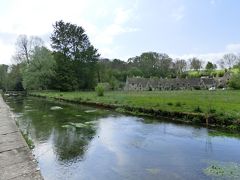 【バイブリー Bibury】
コッツウォルズ2つ目の街バイブリーに到着。(11:15)
この街は川が流れています。（リバー・コルン）
この辺りはナショナルトラストにもなっています。