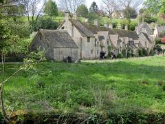 ARLINGTON ROW（アーリントン・ロウ）のコテージ群がこちらです。1380年に建設されたそうで、先ほどのバーフォードよりもさらに古い建物です。