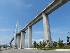 射水市の「新湊大橋」です。