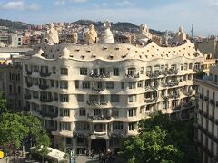 朝食を終え、まずは、ホテルの屋上からカサミラを。
バルセロナに来たら、ガウディを堪能しないとね！