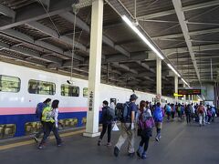 ８：００前に新幹線で上毛高原駅に到着です。登山の格好をした人ばかり。