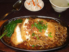 4日目です。

今朝は起きた時間が遅かったので、
朝食の時間に間に合わず、隣接するラッフルズシティ内の
フードコートでランチ。

たくさんありすぎて決められないっ！
2周目をまわっていると、あるお店のおじさんが話掛けてくれて、
もう面倒になってきたのでこれに決めました。

あつあつのあんかけ焼そばの上にサクサクに揚げたチキンが一枚
と、スープと小皿のセットです。
なんと、これでたった　S＄3.3！