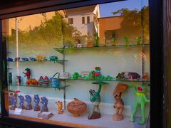 あ！！カエル人形館。
人形館と言ってもウインドーにカエルの人形が展示してあってこうやって外から見るだけなんですけれど。