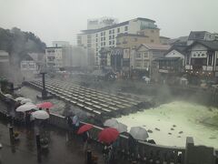 草津温泉に到着。
湯畑周辺は多くの観光客で賑わっています。