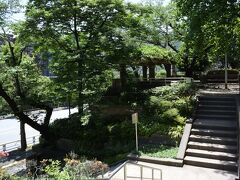 もうすぐ水道橋
外堀通りに面した元町公園
昭和5年の開園で石積みなどに歴史を感じます。