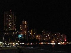 夜、海岸からみたワイキキビーチ。
アウトリガーから見る景色がおすすめ。