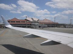13:10　空港建物は、タカ科の渡り鳥“サシバ”が羽を広げた姿をイメージしている。（宮古は昔からサシバの中継地として知られる。越冬のため北風の吹き出す10月中旬頃、その風を利用して宮古群島に飛来しフィリピン方面へ渡る）
宮古空港HP　http://miyakoap.co.jp/