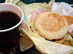 1日目。
成田は、（多分）卒業旅行かなんかの学生が多くて結構混んでました。
でも、思ったよりスムーズに済んでとりあえず朝食。