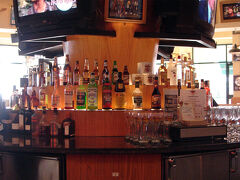 3日目。
PADIオープンウォーターコース　2日目の講習が終わりました。

夜は、ライセンス講習が無事終了したということで、
インストラクターの人と、講習を一緒に受けたみんなとごはん。


夕飯の時間まで大分あるので、
友達と二人でちょっとDFSをぷらぷら…
それでもまだまだ時間がたっぷり。
外はまだ明るいけど軽く1杯やっちゃいましょう☆
と言うことでおなじみ、「HARD ROCK CAFE」でご休憩。